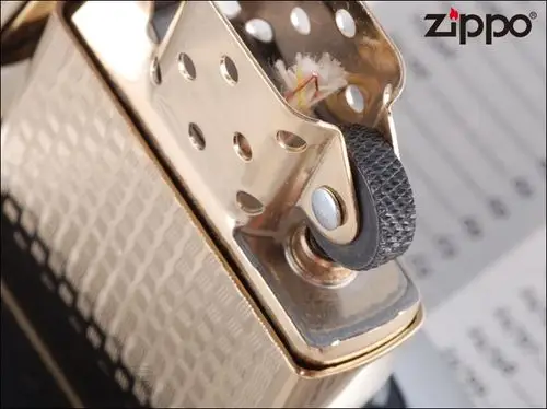 正品zippo专有的菱形火轮,是经久耐用的保证