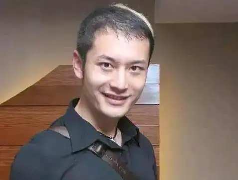 中年男星秃头"灾情"惨重!头顶稀疏能反光,后脑勺都没几根毛