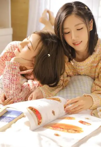 1/ 12 麻辣美女姐妹花性感美女闺蜜照片.爱美之心人皆有之.