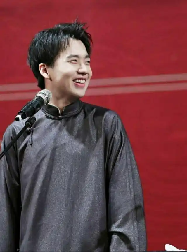 德云社要转型?郭麒麟穿"相声制服"撞衫张云雷,长袍艳丽又时髦