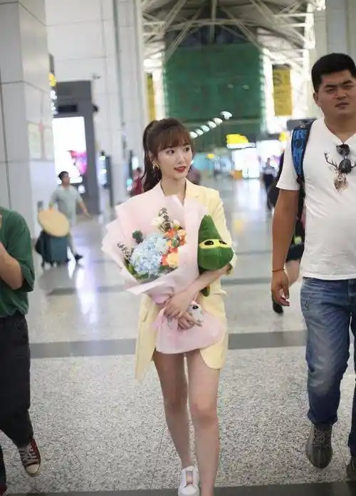 原创毛晓彤化着精致妆容现身机场也就上半身能看个子太矮了
