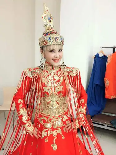 乌兰图雅嘉宾评委身份助阵争奇斗艳联欢盛典