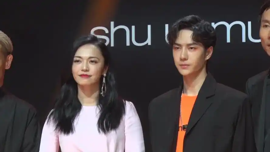 女神驾到!姚晨分享美肤经验 王一博为潮妆变身模特引尖叫