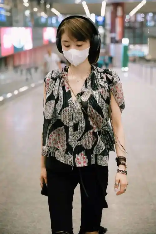 气质女神王子文果然不一样,连大妈上衣 小黑裤,都穿出了高级感