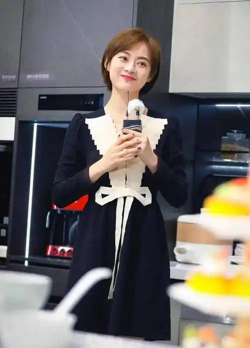 孙俪染新发色洋气温柔了,一袭小黑裙衬得典雅知性_蝴蝶结_造型_气息