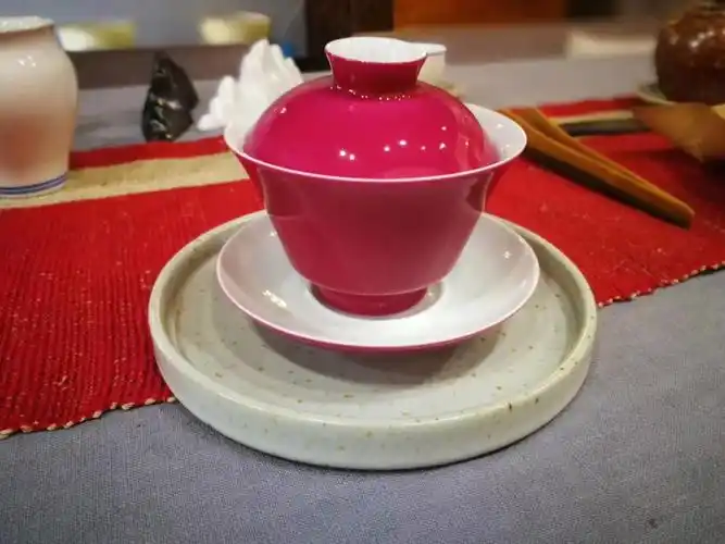 不同光线下的胭脂红实拍,让人沉醉的颜色#锔瓷   #让茶变好喝的茶具