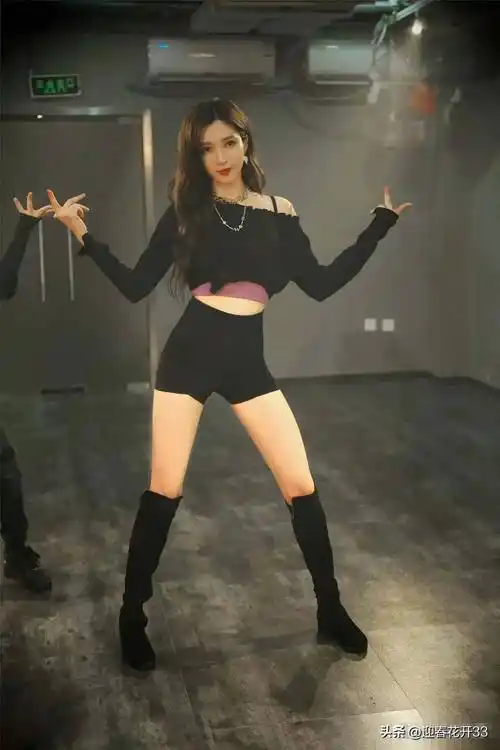 江疏影人如其名,充满诗情画意,天青色立体花礼服裙美出新高度_好身材