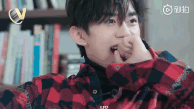 易烊千玺神仙反差萌 气质大佬却爱吃手手