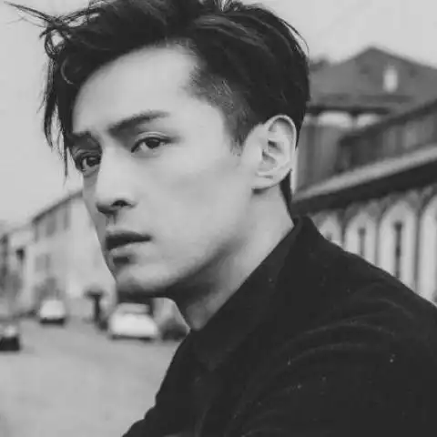 "大叔"胡歌手纹花臂胡子邋遢近照曝光.网友:感觉不会再爱了