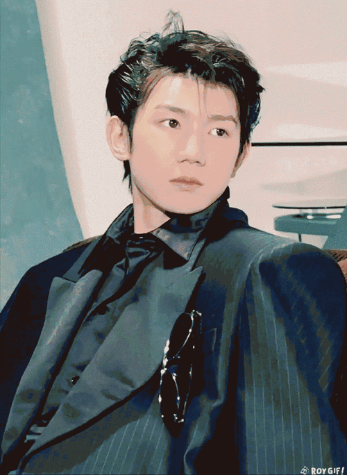 王源2024龙行绛气##王源牛仔短裤#王源超话    240421 工作室视频