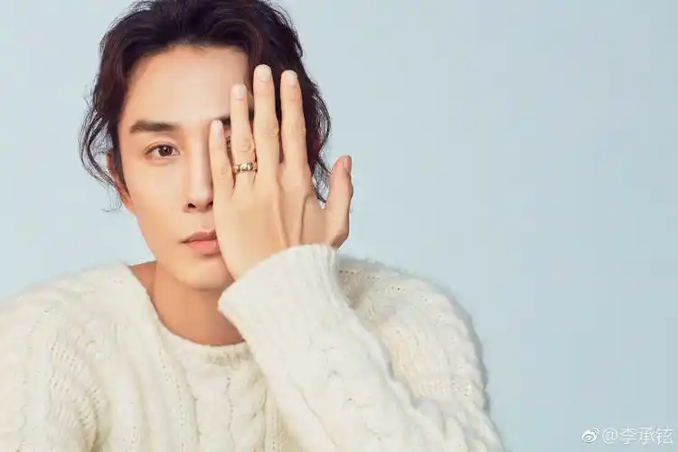 李承铉家里做什么的李承铉不回韩国是因为不允许入境了