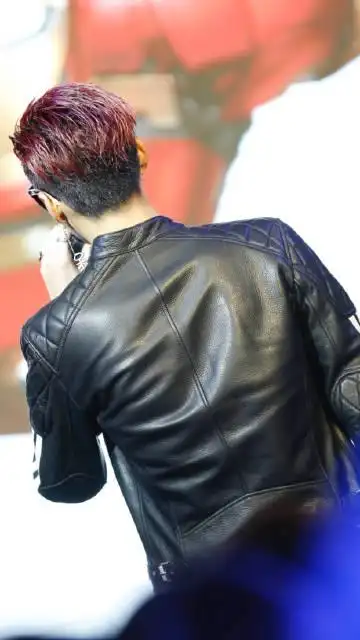 来自一根帅炸自己的吴亦凡的腿毛 - 微博