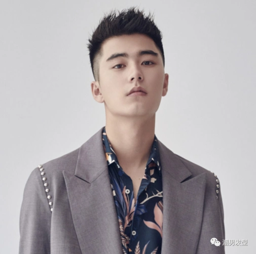 1,飞机头发型2020年热门男生发型图鉴,总有一款值得你一剪!