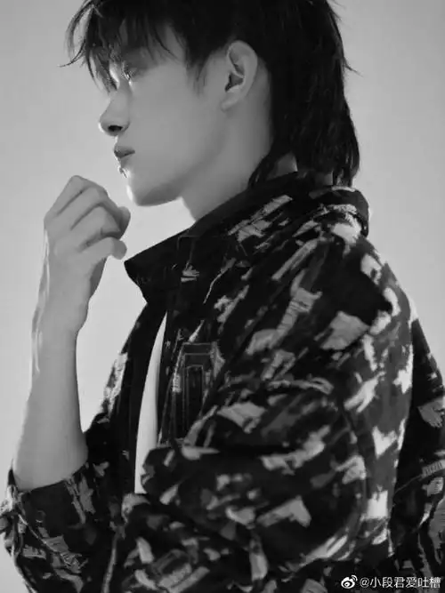 易烊千玺狼尾头