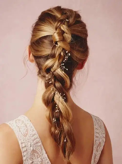 编发 [摘要] 「不经意的美」 (effortless beauty),是欧美婚礼界其中