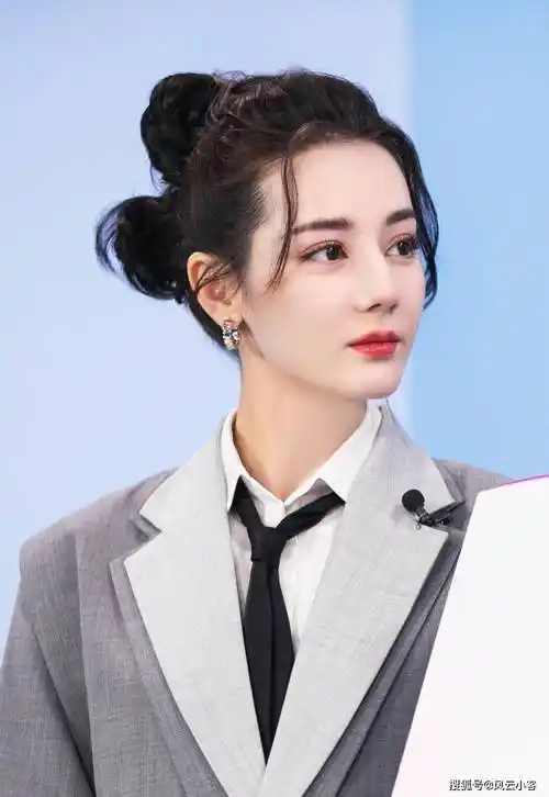 迪丽热巴一袭灰色长西装搭配可爱丸子头,这颜值和身材绝对妥妥的校花