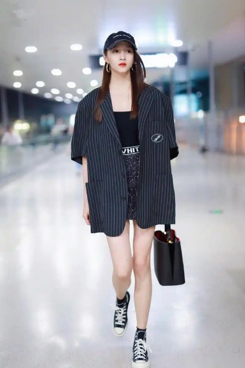 2019年8月13日,关晓彤现身上海机场,当天她身穿黑色条纹宽松西装内搭