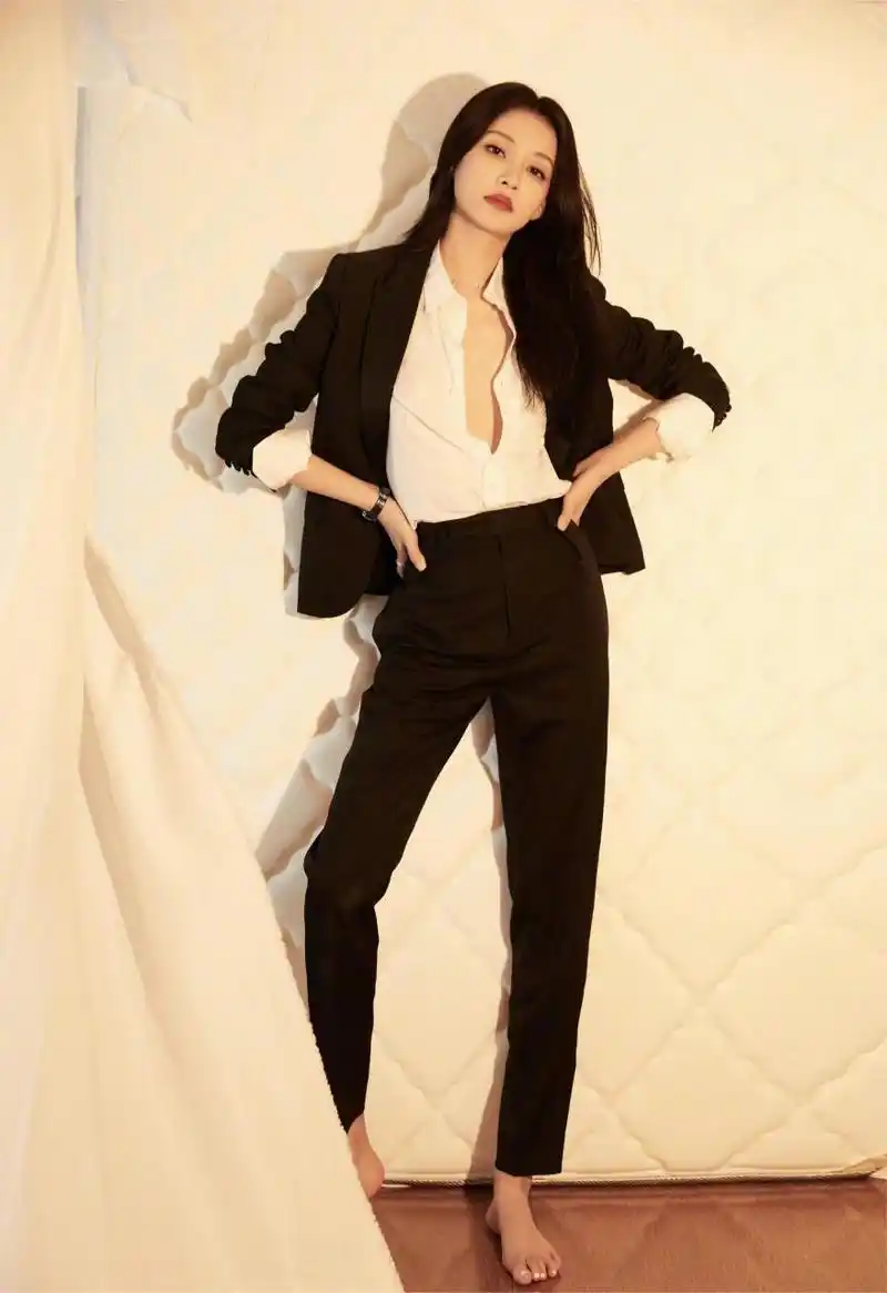 孙怡# #明星# #明星写真#  孙怡一身黑色西装套装搭配白色内衬,好