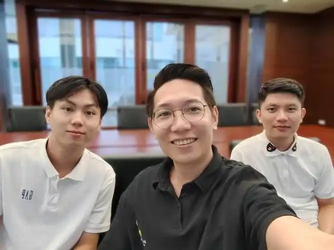 (多人合影背景虚化)