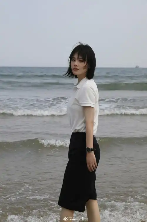 马思纯最新状态##以为马思纯演校园剧了#第一眼看到马思纯晒的照片还