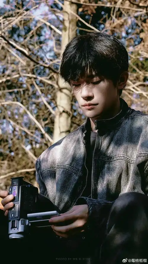 四字 易烊千玺 yyqx 四字弟弟# 他脸上有一种干净利落的冷冽感,是
