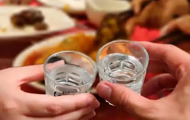 喝酒有好处吗家里有70岁老人每天喝二两酒行吗答案揭晓了