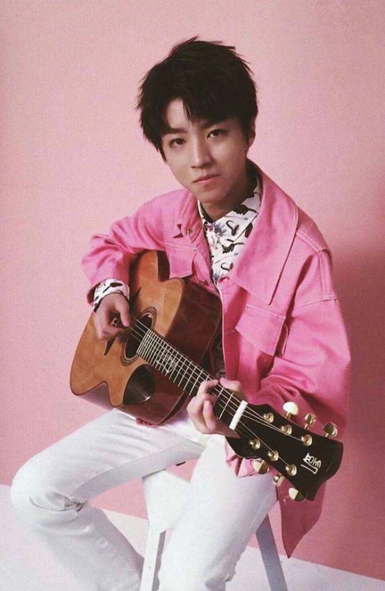 地铁"王俊凯"走红,粉色西装太有型,网友:脖子是个车祸现场