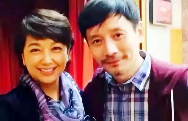 江珊在与靳东分道扬镳之后,又与比自己小15岁的男演员张博,闹出了一段