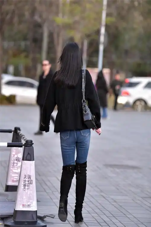 紧身牛仔裤搭配过膝长靴,有着百搭的效果,很多人都可以穿着,都有着不