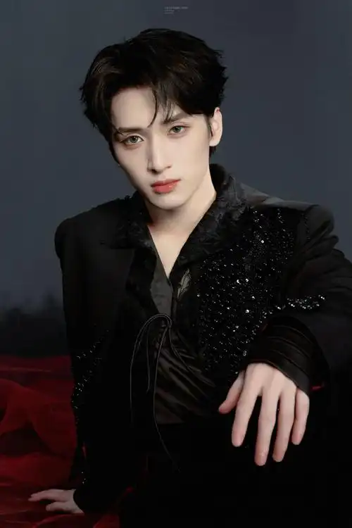 在这场剧目之中我可以是任何人但我永远会是严浩翔  谁来懂懂这句真的