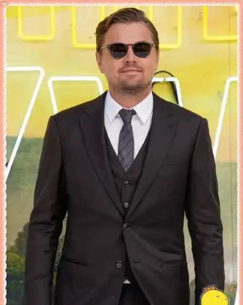 在前不久的时候,有网友扒出了,小李子的近照.那时候的小李子在