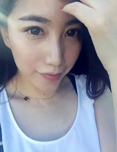 在2011年期间,余征瑶也曾拍广告,在小明星的路上挣扎.现在