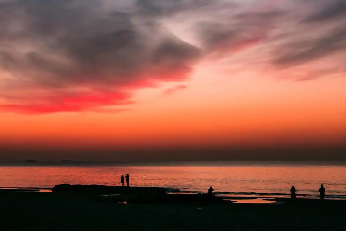 冬日早霞.在早晨拍片,有漂亮的霞光,天空就丰富,再搭配好前景 - 抖音