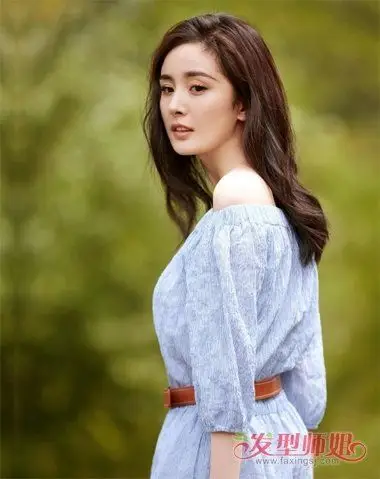 杨幂靓丽发色秀出夏天风光 留出中长发的她打造出时尚(2)_发型师姐