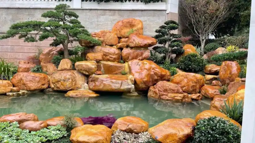 这样的黄蜡石假山看上去即高贵又温馨