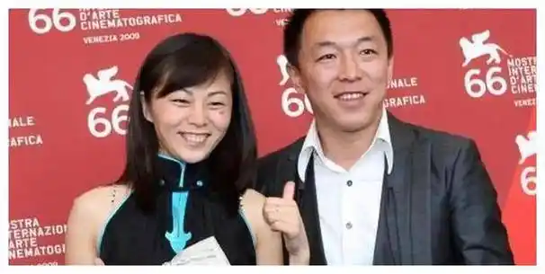 黄渤隐藏20多年的老婆是她和黄渤如同双胞胎简直太有夫妻相了