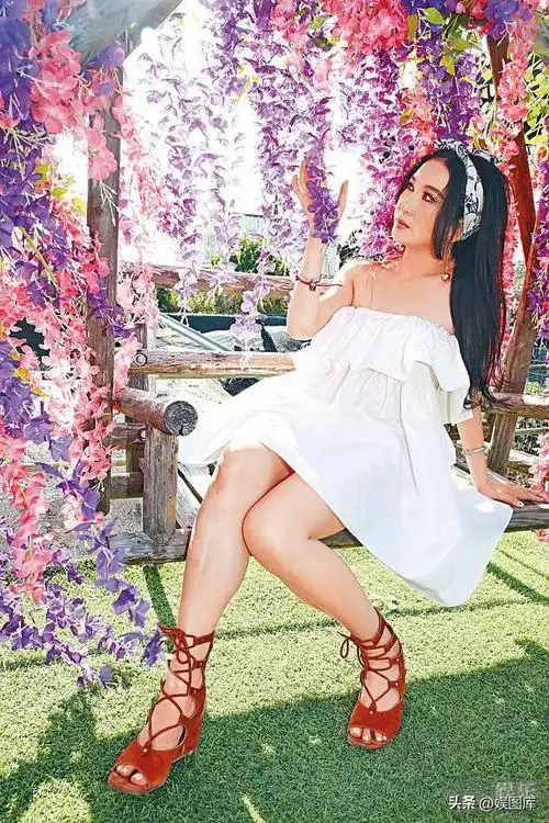 57岁温碧霞穿吊带搭短裙大秀丰满身材肤白貌美大长腿太性感了吧