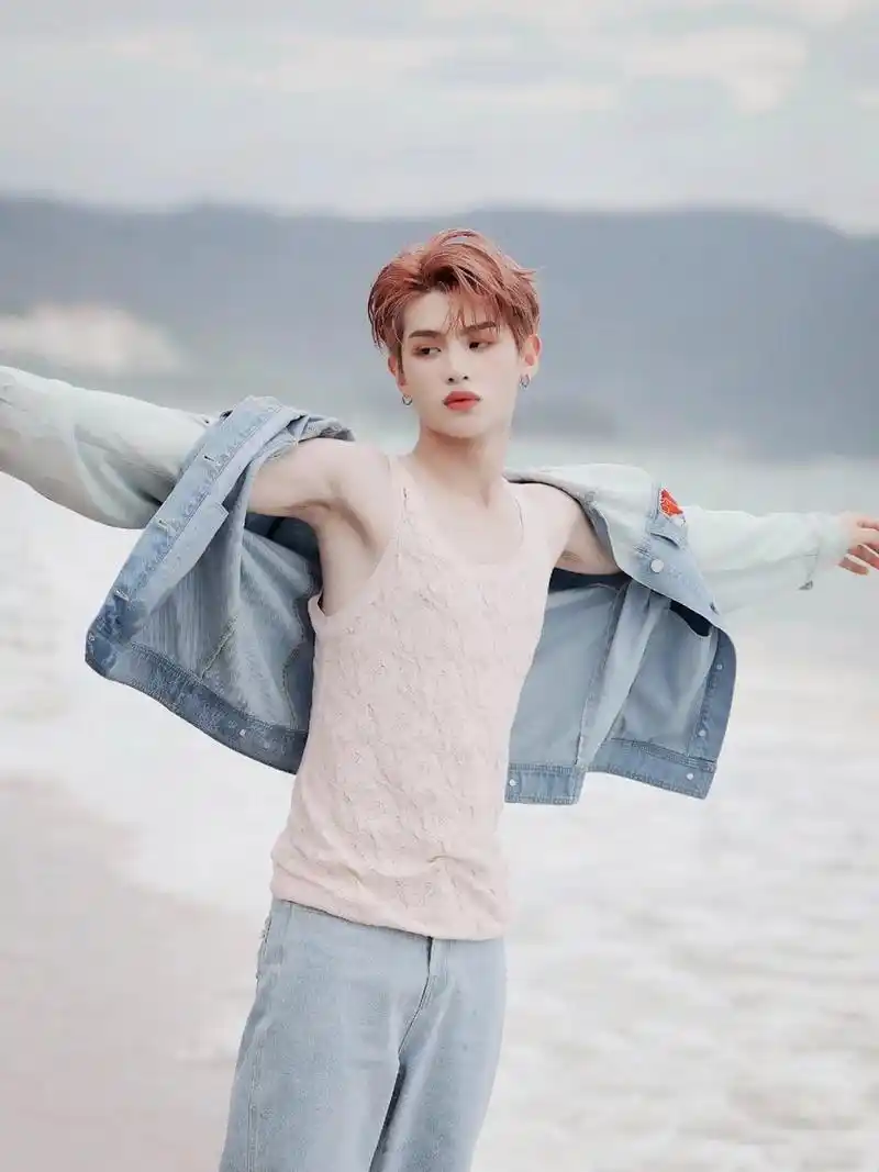 黄明昊帅照 黄明昊高质量冲浪大片 这锁骨,这帅照 是我能免费看的吗