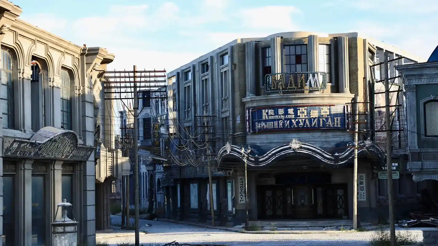 作为《悬崖之上》取景地之一 大同北村影视基地1:1 复建了  - 抖音