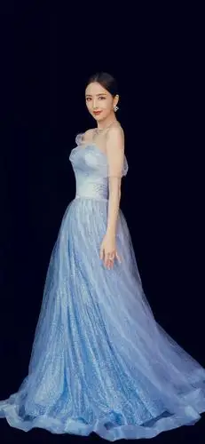 佟丽娅美得让人心颤,一身蓝色波点裙,端庄高雅,仙气飘飘