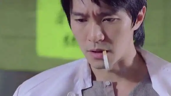 明星抽烟我只服李连杰,没有什么是一根烟解决不了的,不行就两根