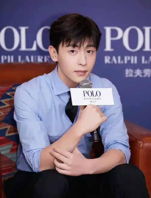 邓伦利落衬衫帅气写真图片1111