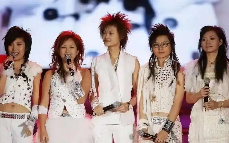 回顾张靓颖与冯轲相爱15年被骗6亿身家离婚后二人天差地别