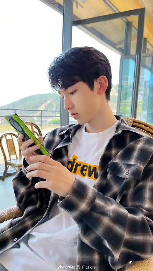 郭俊辰黑色格子衬衫