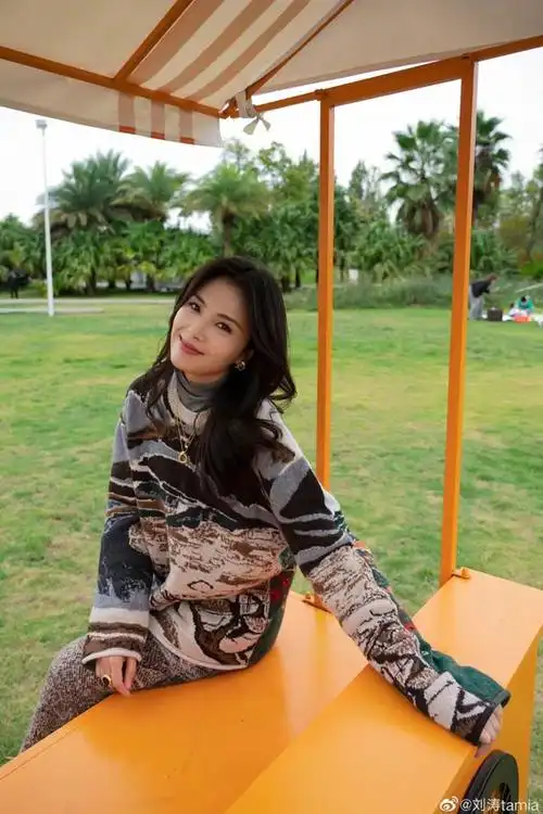 刘涛晒美照,针织套装搭披肩微卷长发,温柔又优雅!