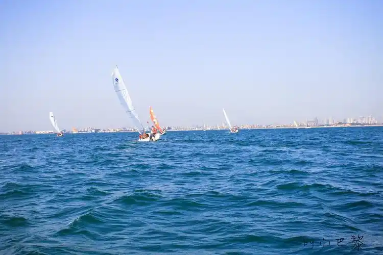 2023五缘湾海之风帆船航海游玩攻略,迎着海风,帆船一会儿往走一.