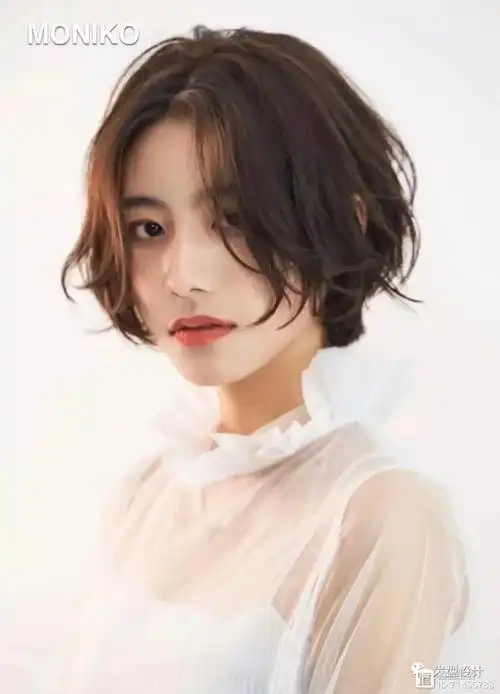 这样才轻盈有女人味,习惯短发的灵动,那么就选择短发烫发了,如果不