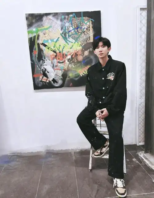 王源生日具体日期(王源迎22岁生日,王俊凯易烊千玺零点送祝福,为兄弟