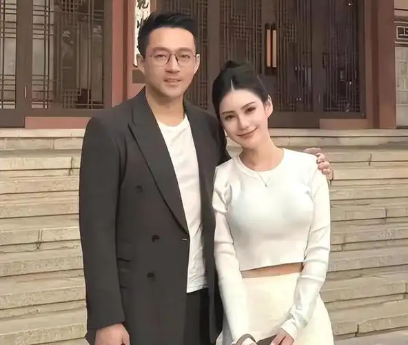 王思聪主动示好汪小菲,大方送祝福,网友:认怂了?真风水轮流转