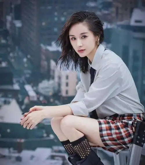 王子文个子不高但身材比例出众穿一件黑色裹身连衣裙气质惊艳